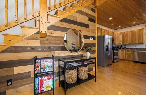 Sevierville Cabin | Relaxing Hideaway, Sleeps 11・Theater・Games・Hot Tub