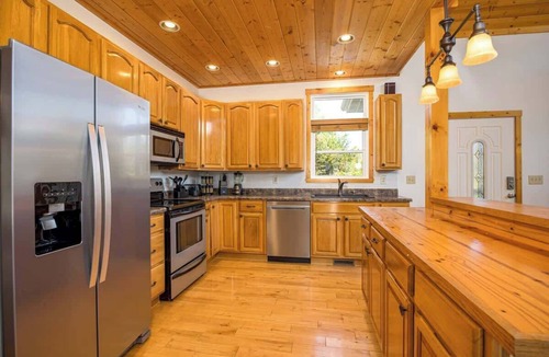 Sevierville Cabin | Relaxing Hideaway, Sleeps 11・Theater・Games・Hot Tub