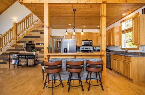 Sevierville Cabin | Relaxing Hideaway, Sleeps 11・Theater・Games・Hot Tub
