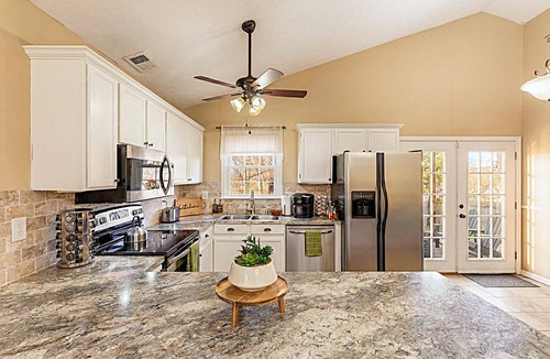 Lexington House | Relaxing Hot Tub | S’mores Fire Pit | Garage