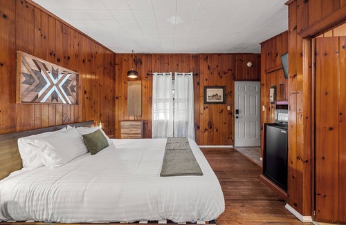 Hendersonville Hotel | Relaxing King Accommodation l Close to Downtown