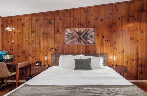 Hendersonville Hotel | Relaxing King Accommodation l Close to Downtown