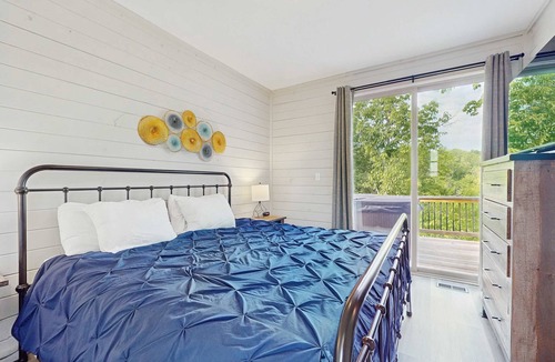 Sevierville Cabin | Relaxing Sevierville Retreat・Mtn View・Deck・Hot Tub