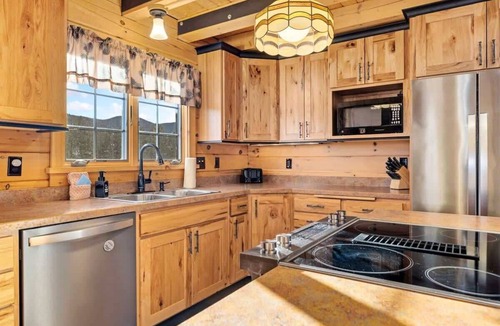 Carriage Hills House | Remmert`s Log Haven - Tranquil Mountain Getaway