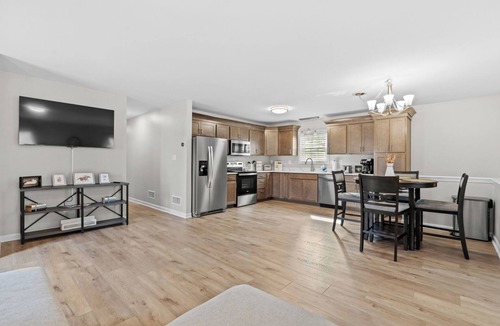 La Grange House | Renovated 3 bedroom, 2.5 bath 1,900 sq ft home with finished walkout basement