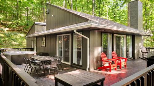 Berkeley Springs Ski Chalet | Renovated cabin w hot tub & deck