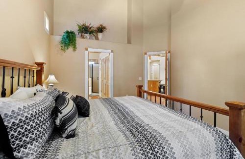 Pinetop House | Resort Style Pine Top Cabin, Deck Views and Sleeps 12