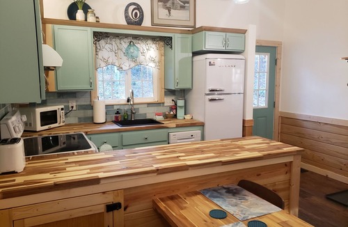 Frenchburg Cabin | Retro studio cabin in lovely Frenchburg with Hot Tub, WiFi and fire pit