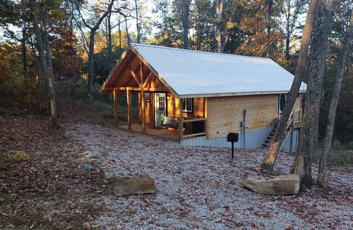 Frenchburg Cabin | Retro studio cabin in lovely Frenchburg with Hot Tub, WiFi and fire pit