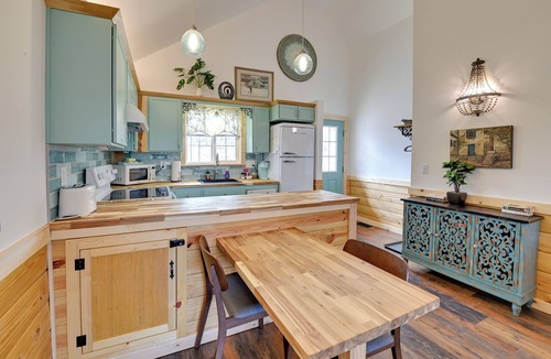 Frenchburg Apartment | Retro Studio: Romantic Getaway in Frenchburg