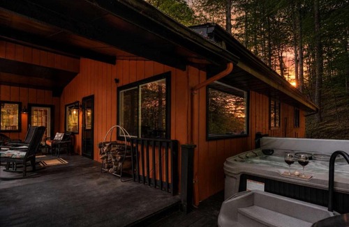 Berkeley Springs House | Right Mountain Attitude - Hot Tub Fire Pit