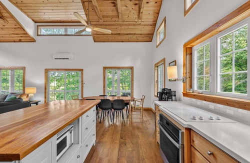 Fleetwood House | River Refuge - walk to river, hot tub, pet friendly!