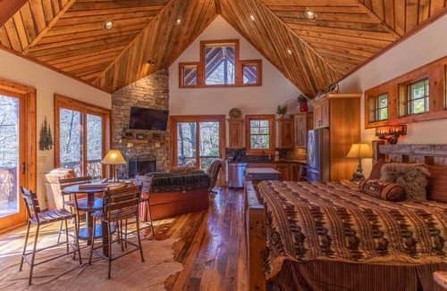 Elk Park Cabin | River Sound Cabin at Eagles Nest: Elk River Access | Huge Deck Over the River | Firepit