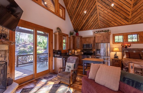 Elk Park Cabin | River Sound Cabin at Eagles Nest: Elk River Access | Huge Deck Over the River | Firepit