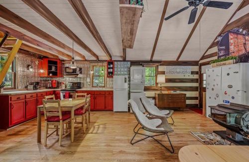 Great Cacapon House | River Walk Cottage - Romantic Escape