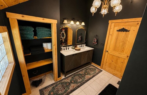Dora House | Riverfront Jacuzzi Fireplace 6Bed 3Bath Bar BBQ