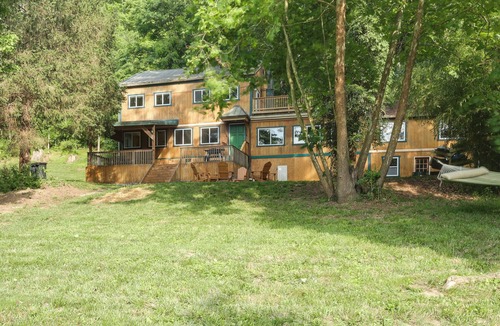 Camp Dennison Cottage | Riverfront Milford Getaway w/Kayaks + Deck!