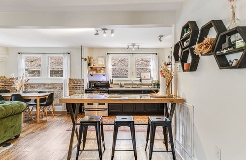 Woodfin House | Riverside Trade Retreat by AvantStay | Terrace w/BBQ + Seating | Near Downtown