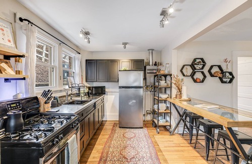 Woodfin House | Riverside Trade Retreat by AvantStay | Terrace w/BBQ + Seating | Near Downtown