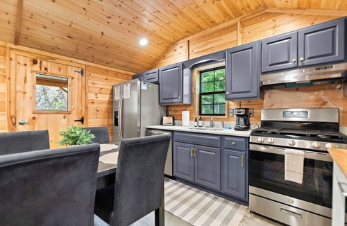 Stanton Cabin | Romantic Cabin | 9 Mn to Gorge | Dog Friendly Stay