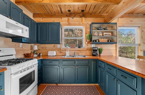 Omaha Cabin | Romantic Couples Cabin with Hot Tub and extras!