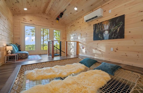 Campton Cabin | Romantic Forest Birdhouse Hot Tub Loftnet Firepit