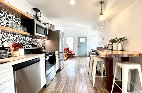 Black Mountain House | Romantic Hideaway w/Private HT, King Ste~DT Charm