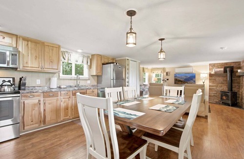 Creston Cabin | Romantic Mountain Retreat with Fenced Yard & Views