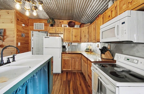 Frenchburg Cabin | Romantic Red River Gorge Cabin w/Hot Tub, Pond Views & Dog Friendly