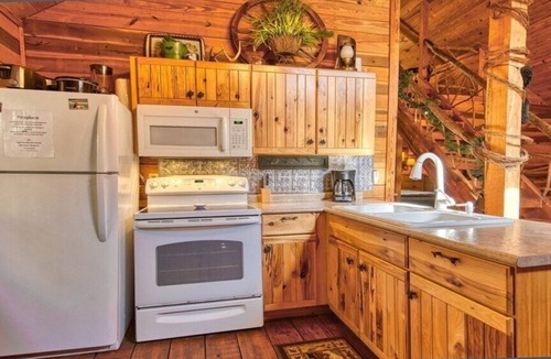 Maggie Valley Cabin | Roughin' it - Secluded, Rustic 2 BR/1 BA Mountain Cabin, Hot Tub, Private