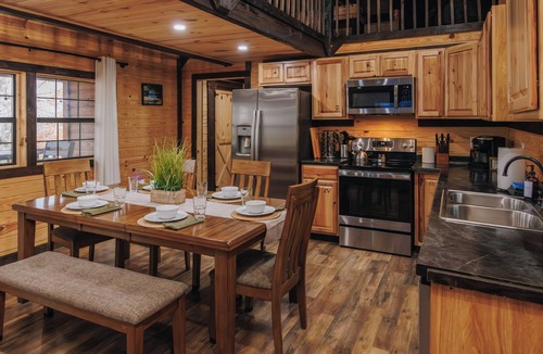 Campton Cabin | RRG Cabin l Covered Hot Tub, Fire Pit, Game Loft, Pets, Family l Sleeps 8