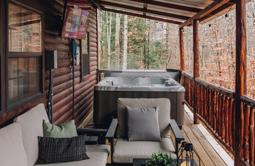 Campton Cabin | RRG Cabin l Covered Hot Tub, Fire Pit, Game Loft, Pets, Family l Sleeps 8