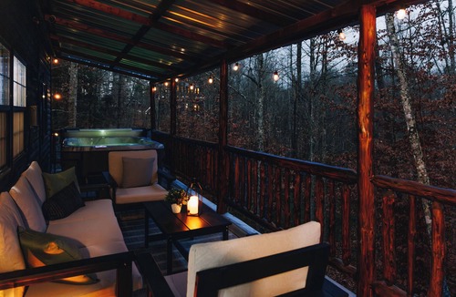 Campton Cabin | RRG Cabin l Covered Hot Tub, Fire Pit, Game Loft, Pets, Family l Sleeps 8