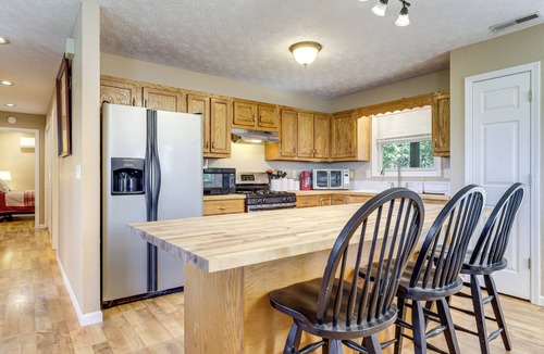 Mohawk House | Rural Bybee Retreat w/Mtn Views!