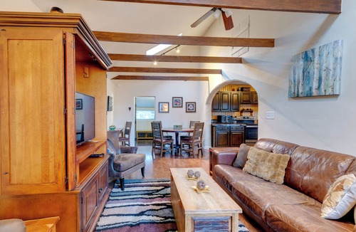 Green Mountain Falls Cottage | Rustic Log Cabin w/Studio ~ 5 Mi to Pikes Peak!