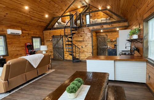Campton Cabin | S'more Adventure - NEW! Red River Gorge Creekside Cabin 2 Bedroom with Hot Tub