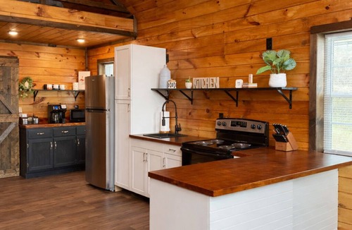 Campton Cabin | S'more Adventure - NEW! Red River Gorge Creekside Cabin 2 Bedroom with Hot Tub