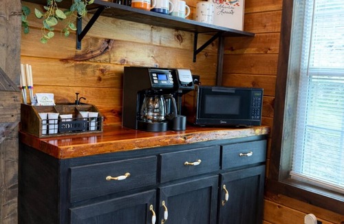 Campton Cabin | S'more Adventure - NEW! Red River Gorge Creekside Cabin 2 Bedroom with Hot Tub