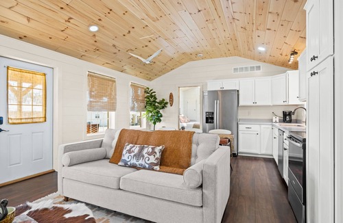 Williamstown Cabin | Safari Lodge - 5 Minutes to Ark: Sleeps 6