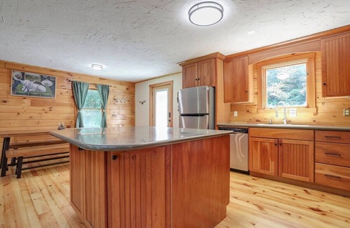 Front Royal Cabin | Sampson's Lodge: Rustic w/Mountain Views & Hot Tub