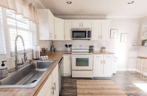 Johnson City House | Sanctuary Co Pet-Friendly Near ETSU