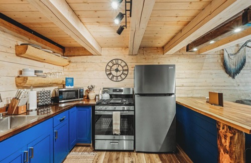 Badger Cabin | Sapphire Elegance Cabin w/Running Water & Shared Sauna