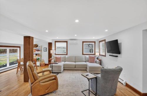 Saratoga Springs House | Saratoga Cottage - 2BR Near Track & Lake home
