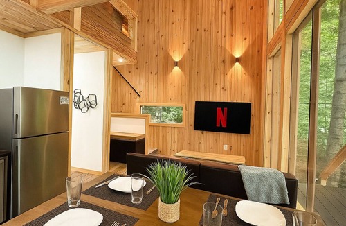 Stanton Cabin | Scandanavian Cabin-Hot Tub-EV Charger-Fire Pit-Close to All RRG Action