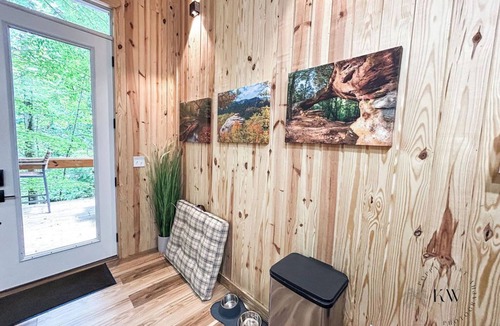 Stanton Cabin | Scandanavian Cabin-Hot Tub-EV Charger-Fire Pit-Close to All RRG Action