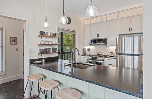 Sugar Mountain Condo | Scandinavian modern retreat with sweeping mountain views - shuttle to slopes
