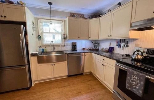 Tuxedo Cottage | Screened Porch. Fenced Yard. Pet Friendly. Fire Pit. Outdoor Pergola.