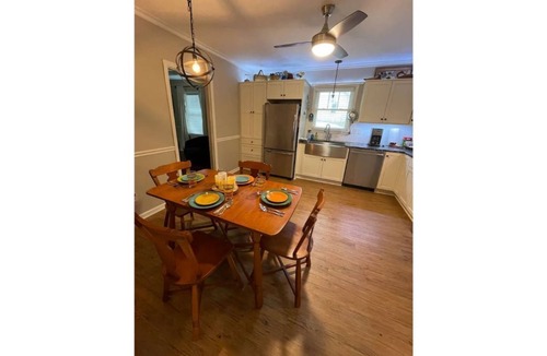 Tuxedo Cottage | Screened Porch. Fenced Yard. Pet Friendly. Fire Pit. Outdoor Pergola.