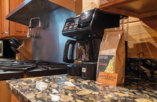 Black Mountain Apartment | Secluded Cabin|5600 sq ft|Hottub|Theatre|2 Mi DT