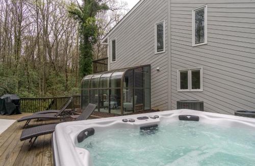 Fairview House | Secluded Oasis in Asheville! Game Room, Movie Theater, and Hot Tub * 20 min to Biltmore!